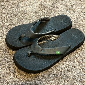 Charcoal gray flip flops size 8 sanuk